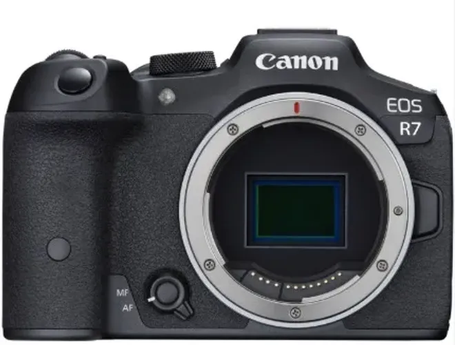 Camera Canon EOS R7 com lente Sigma 18-35mm