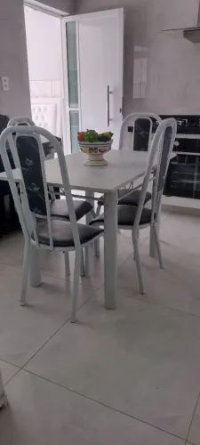 Mesa com 4 cadeiras
