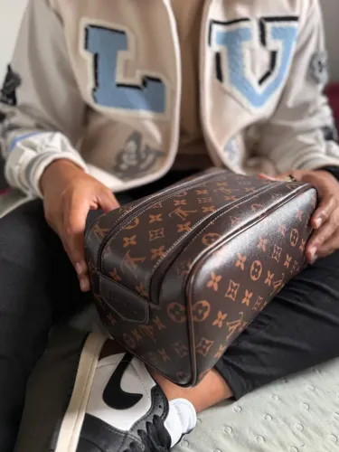 Necessaire Louis Vuitton Premium Masculino (Altura 14 cm / Comprimento 27 cm)