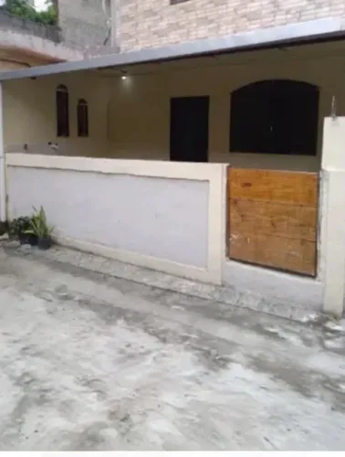 Jardim Bangu, alugo casa de vila, não paga luz, 01 quarto, sala, cozinha, banheiro, área.
