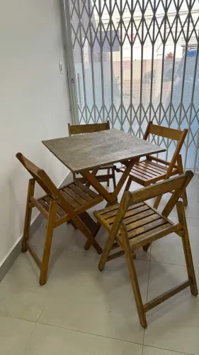 Mesa Externa de Madeira com 4 Cadeiras