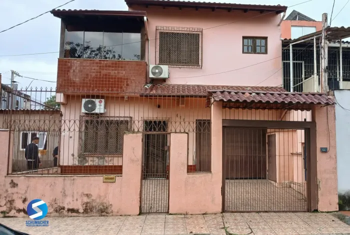 Casa de 3 dormitórios, 1 suíte, 2 vagas, churrasqueira e pátio no Navengantes.