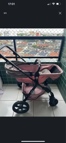 Carrinho de bebê com bebê conforto.