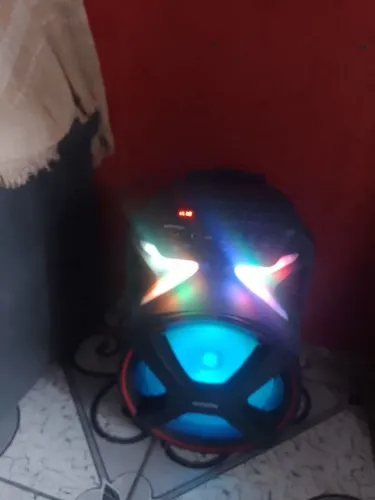 Vende-se essa caixa de som da mundial ótimo estado de funcionamento, bateria OK