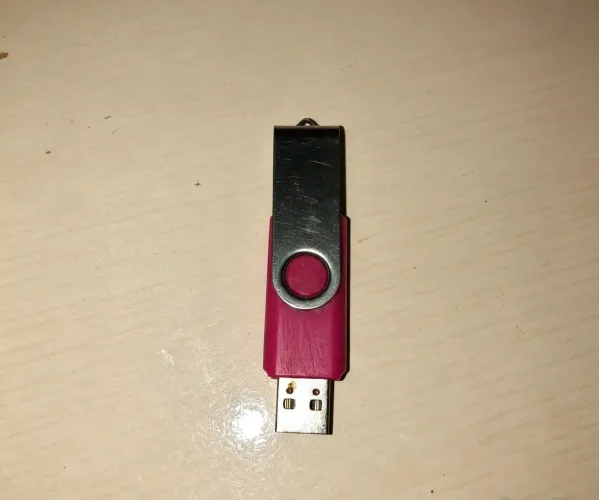 Pen Drive USB 32GB (Aproximadamente 20GB a 32GB Úteis) - Twist Giratório