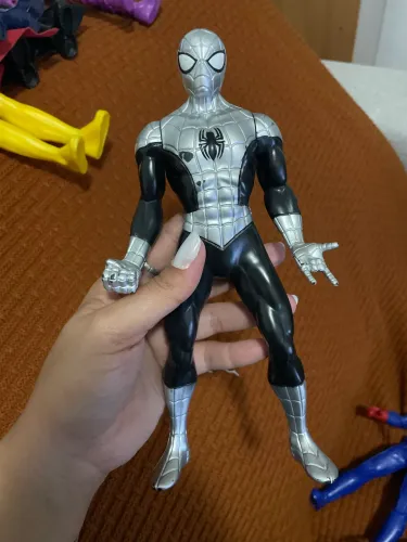 Boneco Marvel Homem Aranha Blindado Articulado 24 cm
