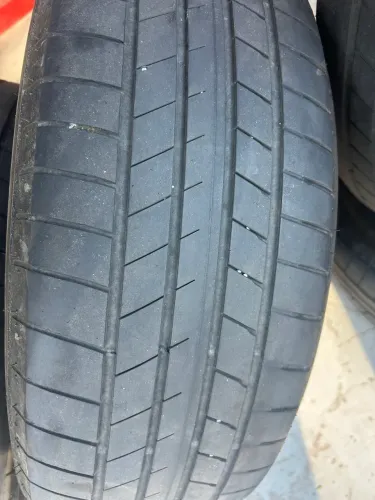 4 pneus Bridgestone 215/6017, nunca vulcanizados, 2 bem mais de meia vida e 2 meia vida