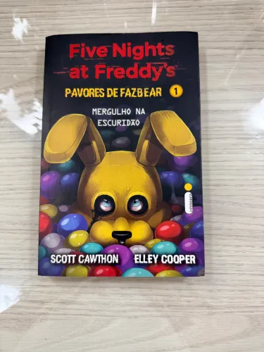 Livro1de five nights at Freddy?s, mergulho na escuridão