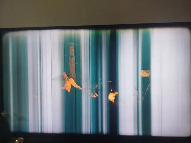 Tv para consertar ou trocar peças.