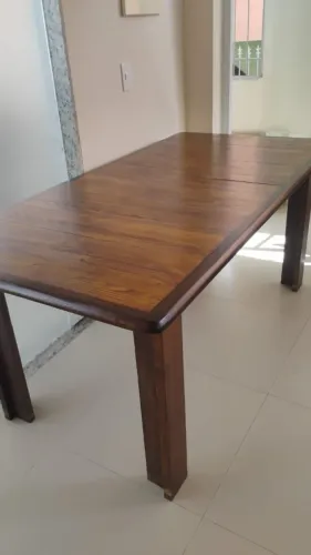 Mesa de jantar de madeira 