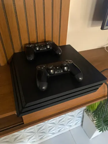 Ps4 pro com 2 controles