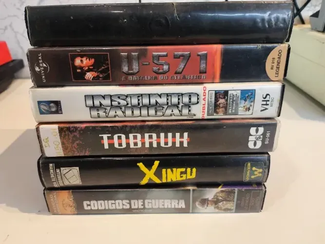 Fitas VHS de filmes de guerra e ação -títulos como "U-571", Radical" USADO