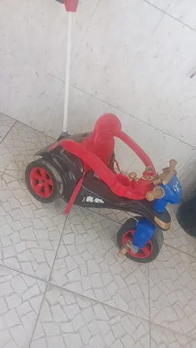 Vendo triciclo semi novo 