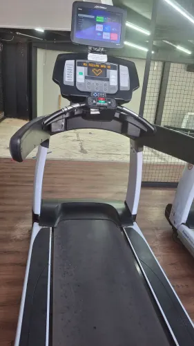 Esteira Profissional Life Fitness 95T - Painel Discover SE3 HD - Manutenção OK