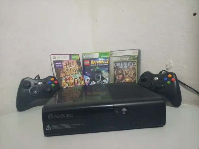 Vende-se XBOX 360(COM 2 CONTROLES, 3CDS , Kitnect) Tudo por R$ 600,00 reais .