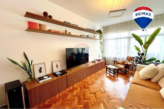 Vendo 3 quartos c/ suite e vaga no Leblon. Ótima localização