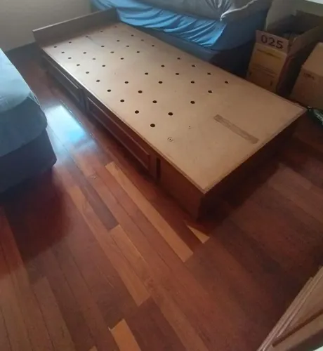 Cama de solteiro de madeira maciça