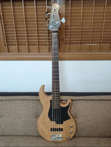 Baixo Yamaha BB235