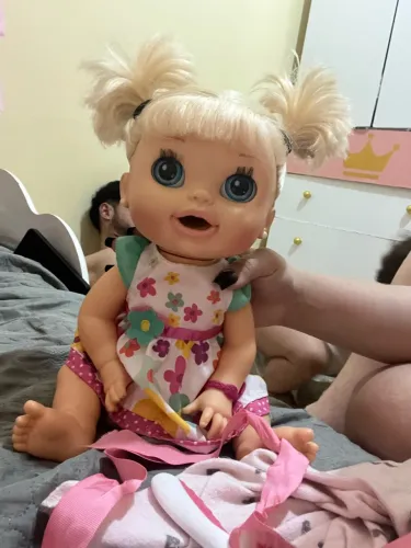 Vendo baby Alive comer e brinca completa apenas sem o babador