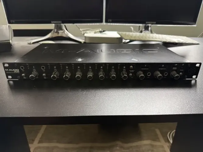 Interface de Áudio M-Audio ProFire 2626 - 26x26 - 8 Pré-amps - FireWire