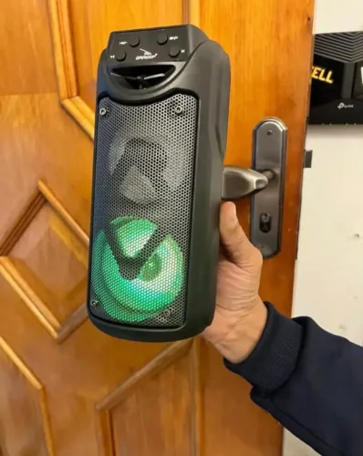 Caixa de Som com LED, Rádio e USB