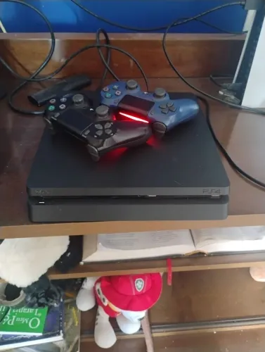 Ps4 slim 1T com 2 controles e 4 jogos