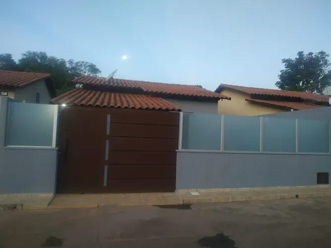 Aluga-se casa em condomínio