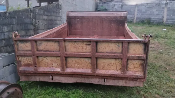 Caçamba 4 metros cúbicos.