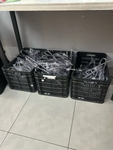 Caixa plástica empilhavel