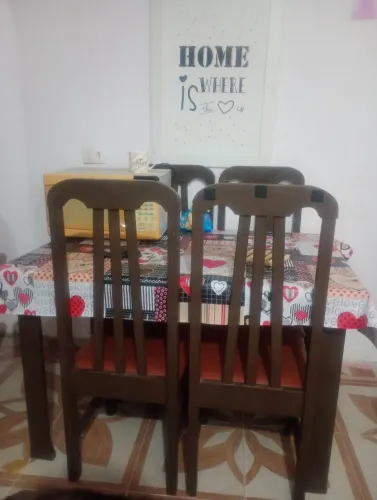 Mesa de madeira com tampa de vidro