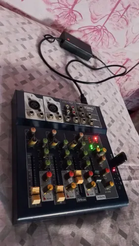Mesa de audio 4 canais