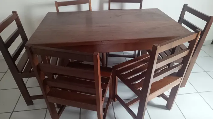Mesa com 6 cadeiras de madeira