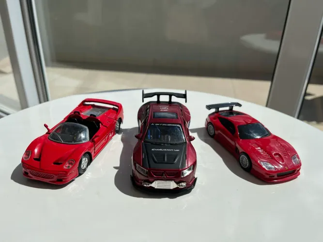 Miniaturas Ferrari e Mitsubishi Lancer 1/38