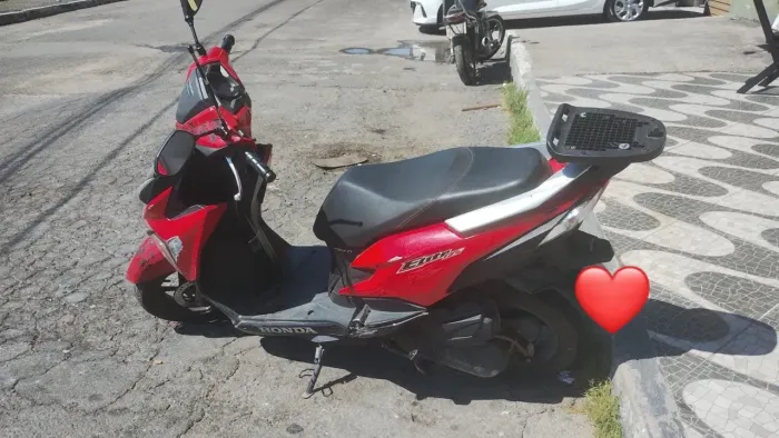 Moto muito boa, mais com adesivo para mulher