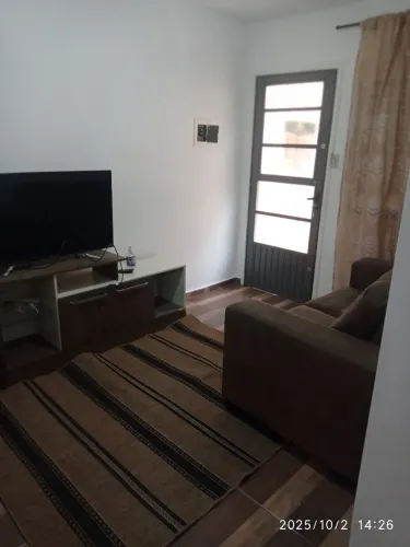 Apartamento Village 2 R$ 1.100 com condomínio, contrato com um calção de 2 mensalidades.
