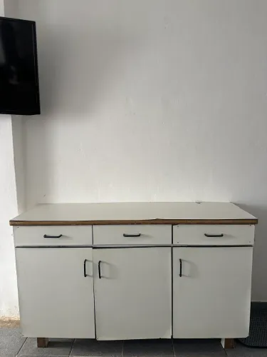 Vendo armário antigo de madeira maciça de 3 portas, 3 gavetas com algumas avarias
