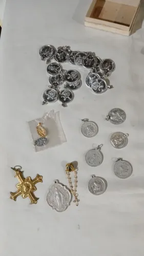 Lote com 30 medalhas católicas antigas.
