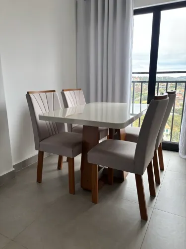 Mesa de Jantar com 4 Cadeiras - Excelente Estado