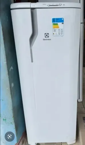 Vendo geladeira Electrolux, funcionando tudo, econômica, retirada no local,chama no zap!