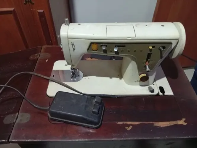Maquina de costura singer multiponto antiga com mesa