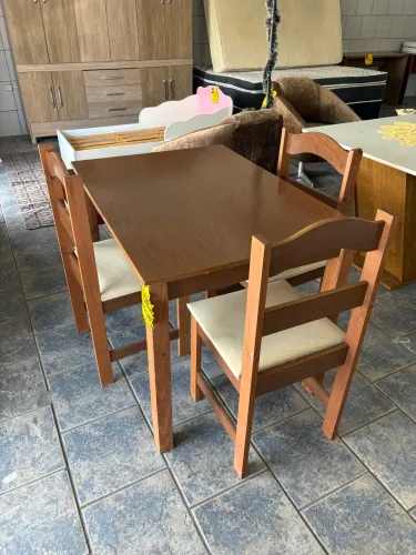 Mesa com 3 cadeiras 