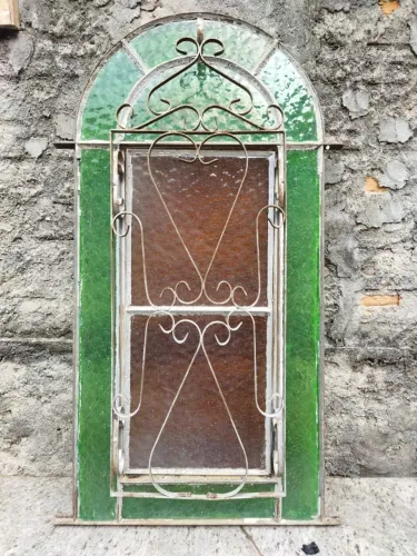 Vitral Arqueado com Vidros Coloridos e Grade Ornamental