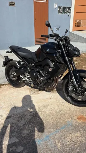 MT-09 muito nova. Moto para pessoas exigentes.