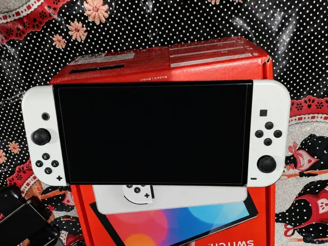 Nintendo Switch OLED Branco Completo com Caixa e Acessórios.<br><br>Preço: R$ 1.800
