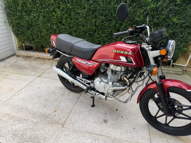 Honda CB 400 1982 vermelha pronta para placa preta