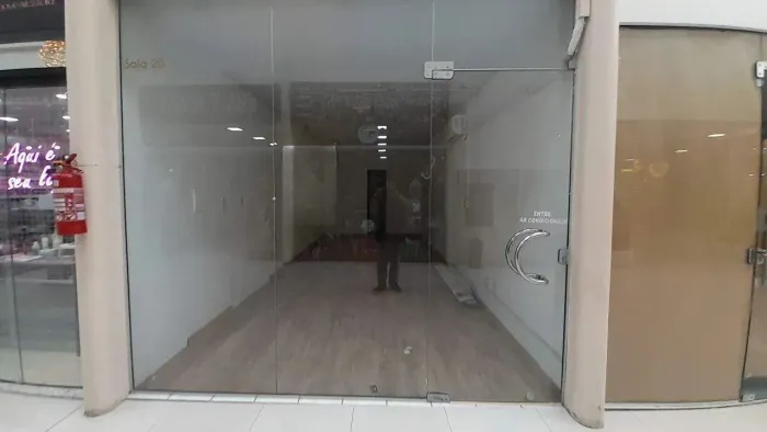 Sala Comercial com Banheiro à Locação na Galeria Brasil - R$ 1.200,00 | Bairro Centro, em 