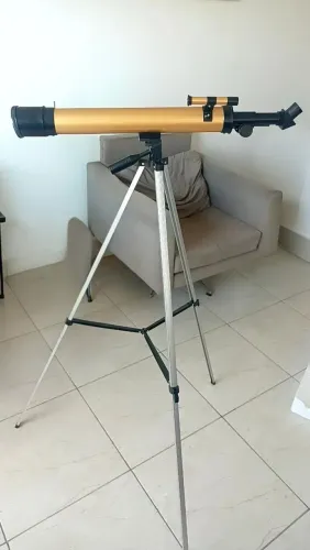 Telescópio Profissional 50/100x. Inclui 1 telescópio, 1 tripé, 2 lentes e 1 visor de busca