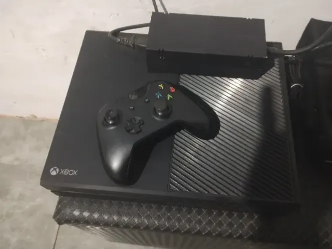Vendo x box one fat com 4 cds