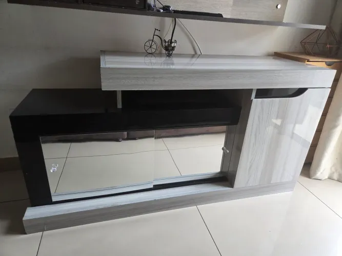 Rack preto e cinza c/ espelhos.