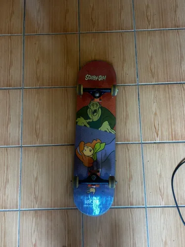 Skate montado, rolamento red bones truck stronger